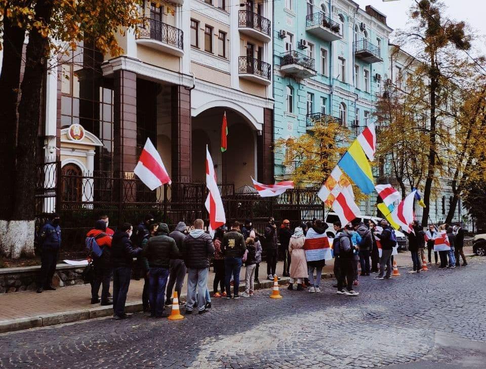 Официальный Минск выразили протест в связи с антибелорусскими акциями в отношении белорусского посольства в Киеве