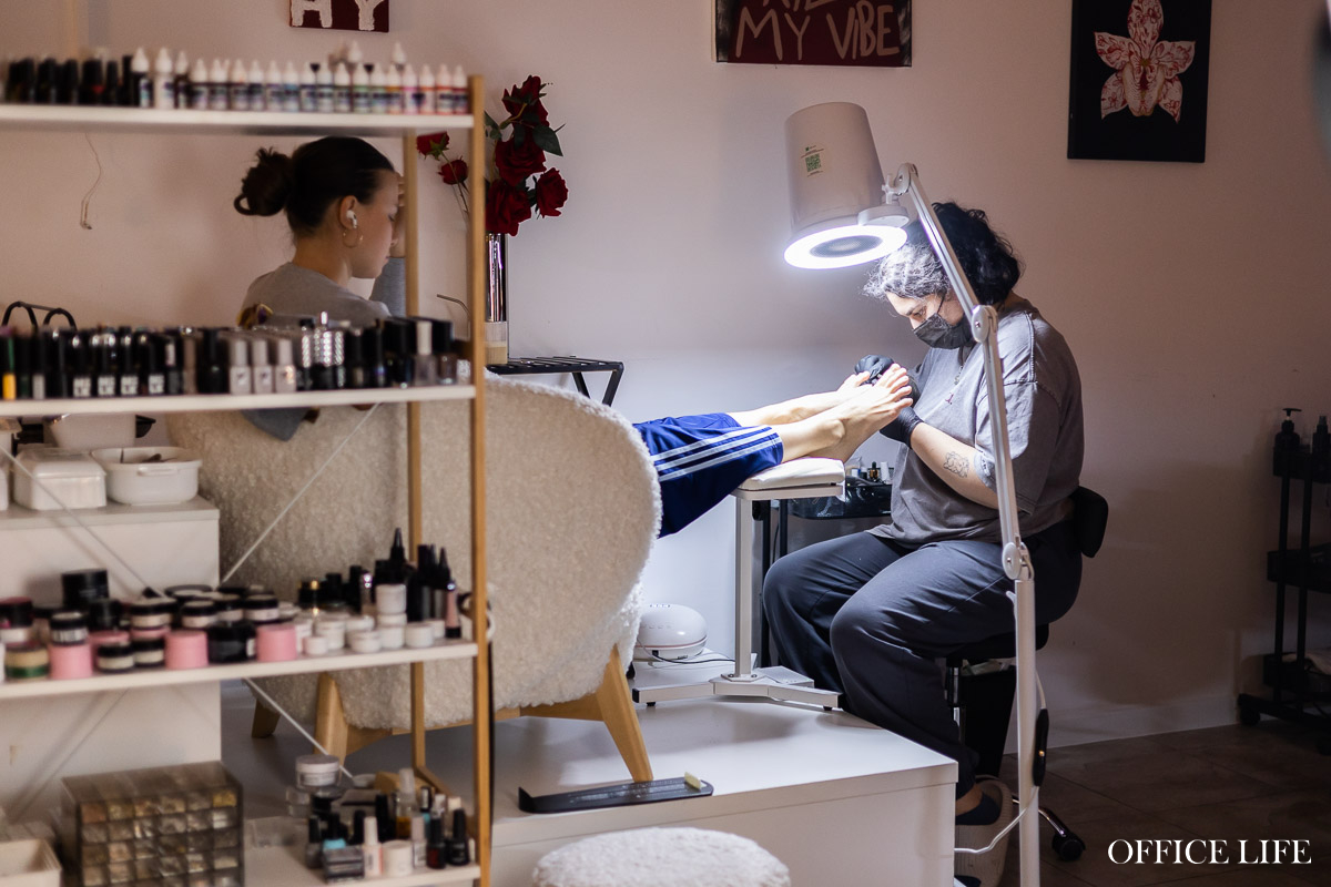 «Окончить факультет международного права, чтобы зарабатывать маникюром? Легко!» Как понять этих зумеров