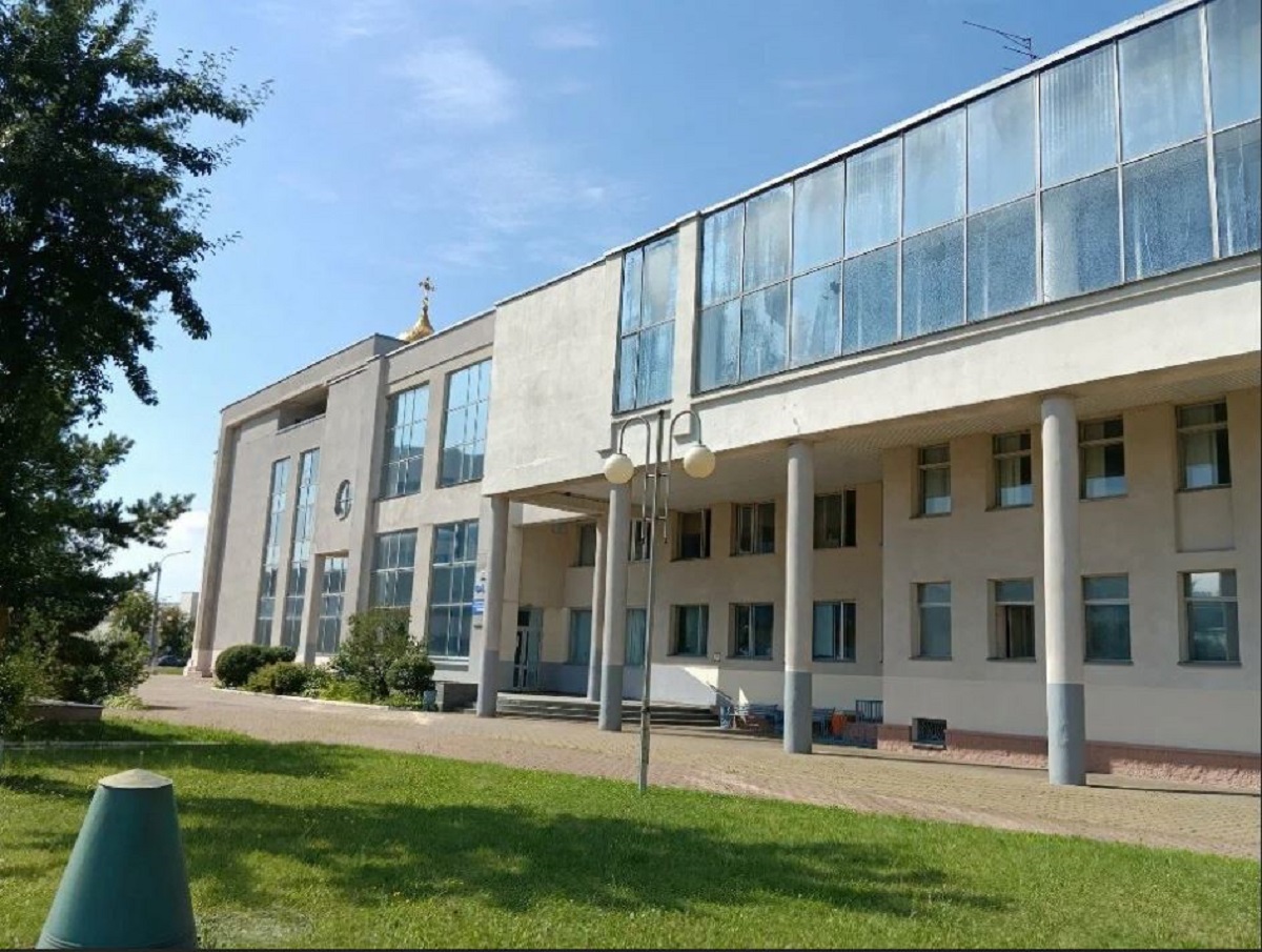 Завод «Атлант» выставил на продажу свой спорткомплекс с действующей церковью внутри