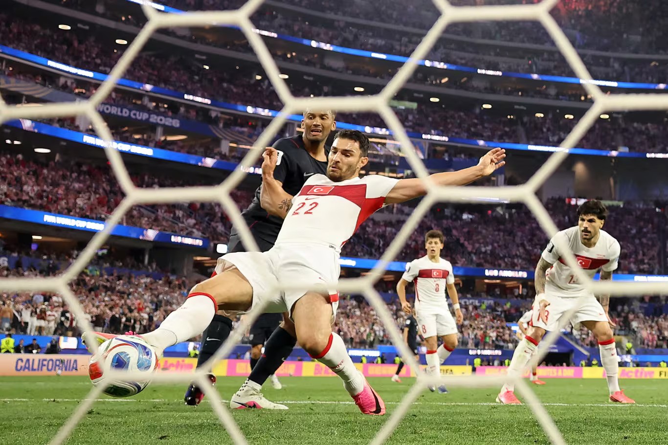 В плей-офф ЧМ по футболу уже известны четыре пары, а FIFA убирает пивной бренд с наград