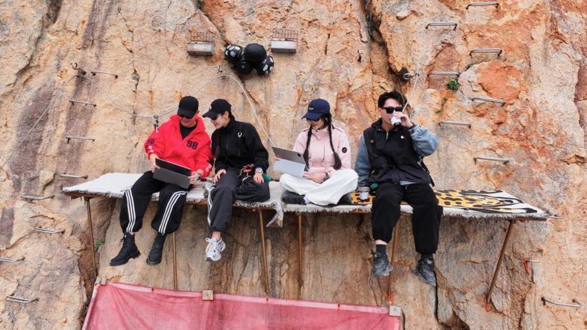 В Китае трендом в соцсетях стала кофейня на отвесной скале