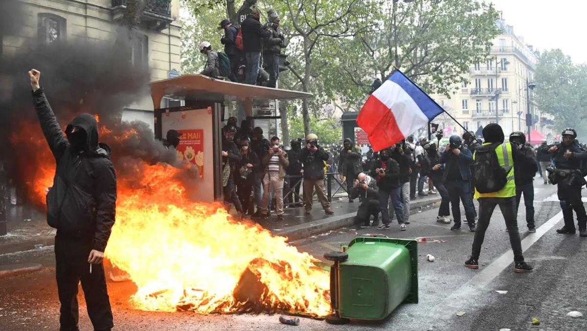 Баррикады и блокировка дорог. Во Франции из-за мер экономии вспыхнули массовые протесты