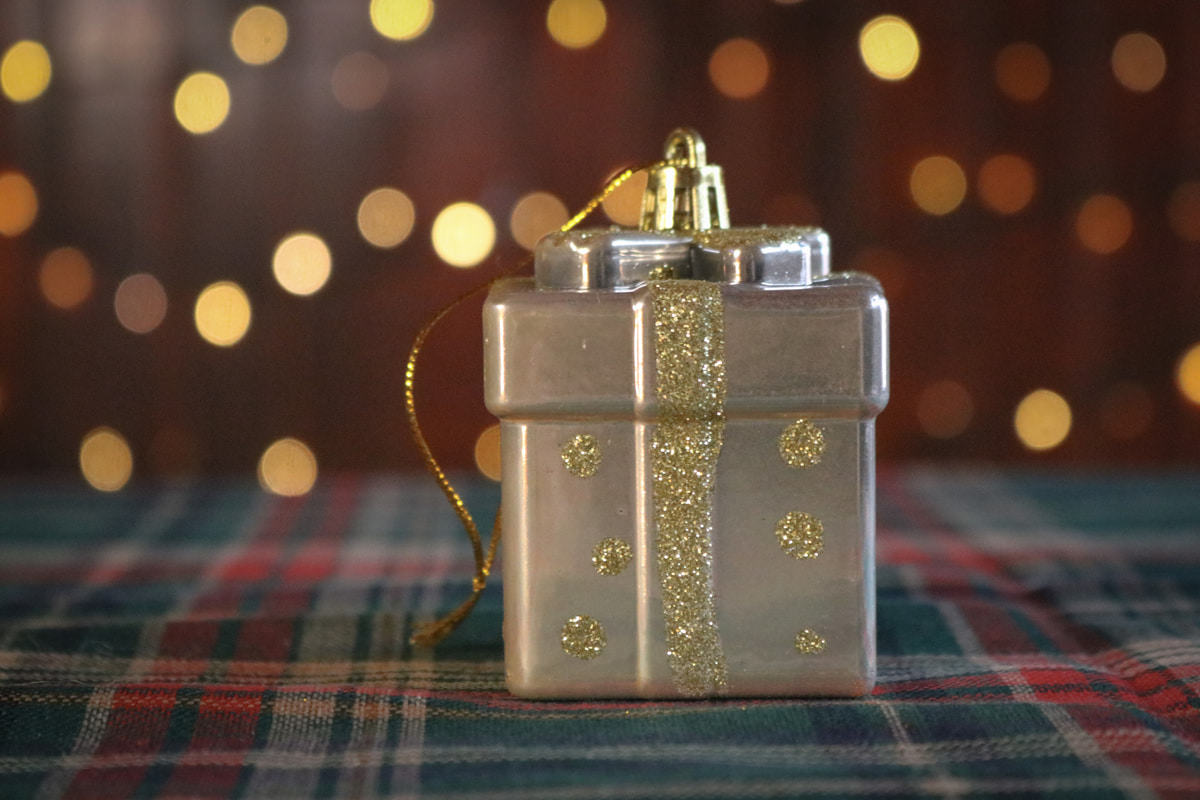 Новый год как ритуал обмена ненужными вещами? Почему мы не умеем дарить и просить подарки