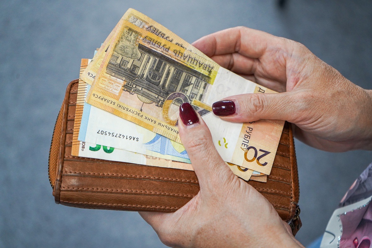 Сколько в среднем в день белорус тратит денег в магазинах