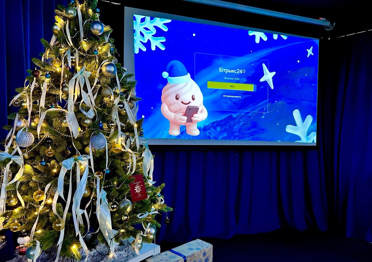 Гантели, гаджеты или кронштейны? Голосуем за лучшую офисную елку! 