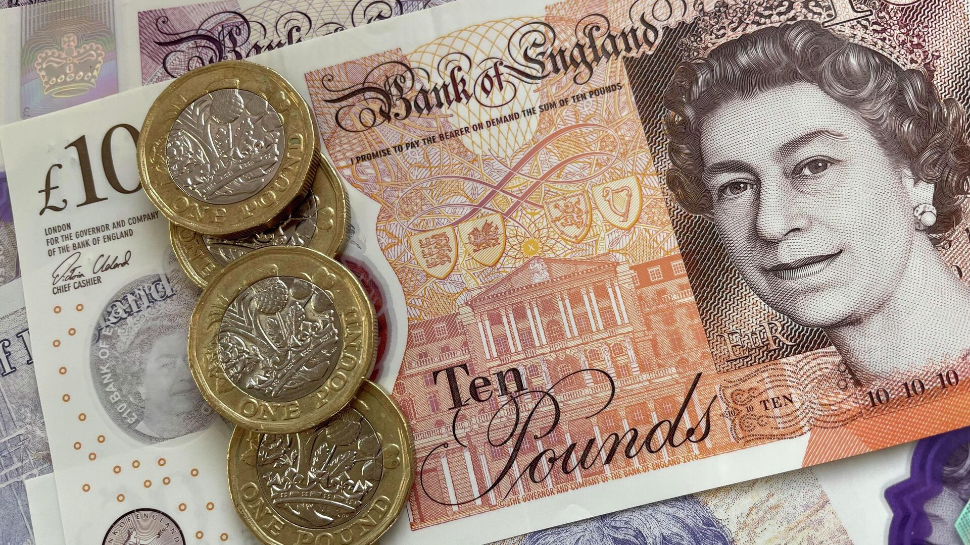 Британский фунт дорожает на фоне отказа Бориса Джонсона бороться за пост премьера
