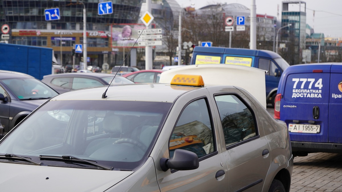 В правительстве утвердили порядок блокировки сервисов такси и других перевозчиков 