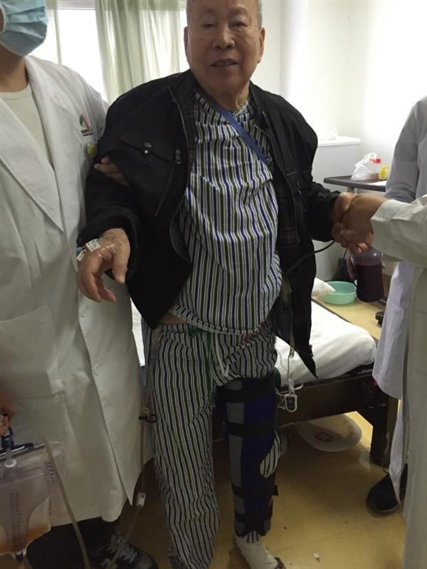 84-летний китаец первым в мире получил 3D-сустав колена