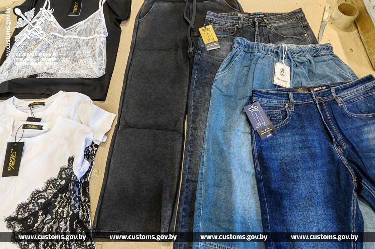 Таможенники задержали крупную партию одежды и косметики, которую везли без документов