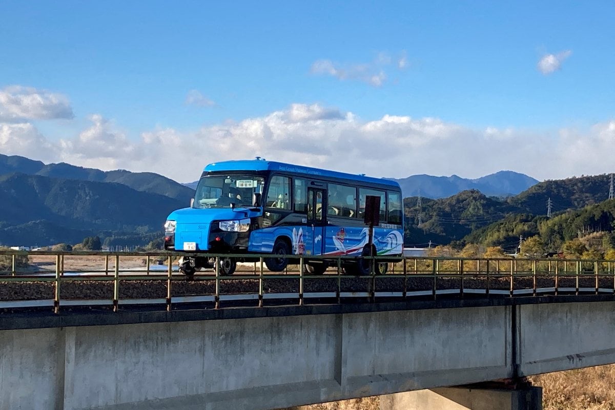 В Японии показали первый в мире автобус-поезд