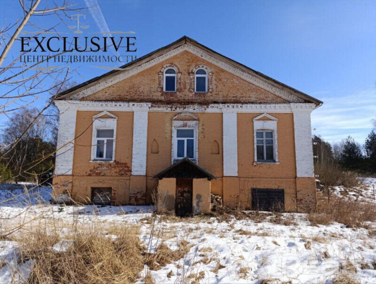 В Витебской области продают столетнюю усадьбу на берегу реки с подвесным мостом