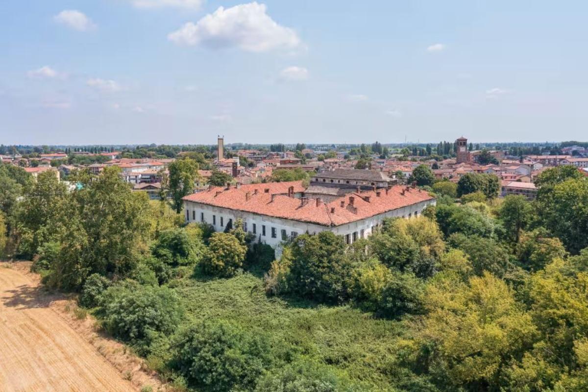 В пригороде Милана продают замок XI века с фресками эпохи Ренессанса. Сколько стоит