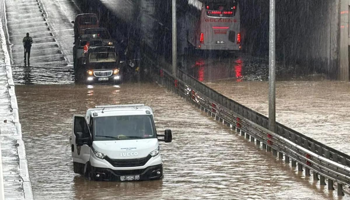 Ливень превратил улицы популярного турецкого курорта в озеро (фото)