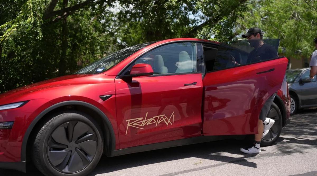 В Tesla рассказали подробности запуска роботакси без водителя
