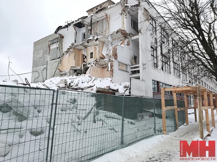 Из-за строительства метро в центре Минска сносят здание бывшей мебельной фабрики