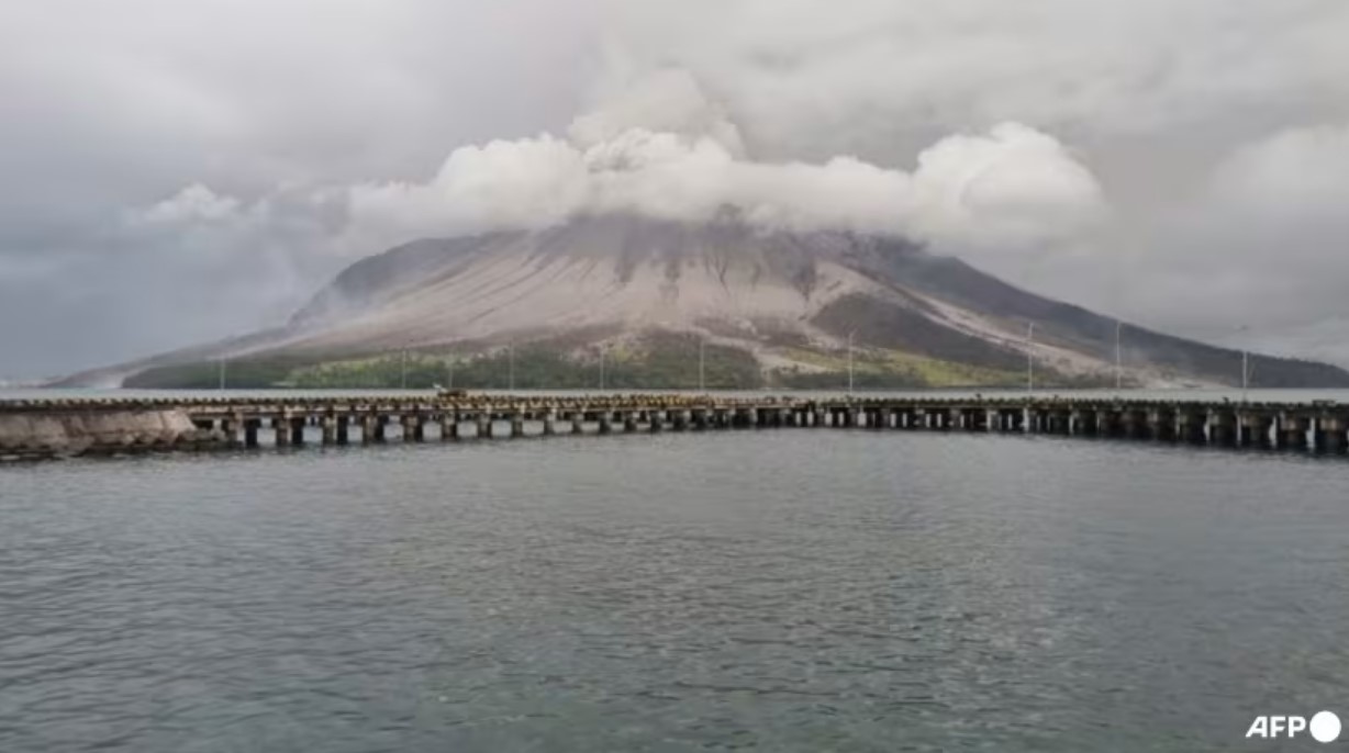 В Индонезии из-за вулкана на сутки закрыли международный аэропорт