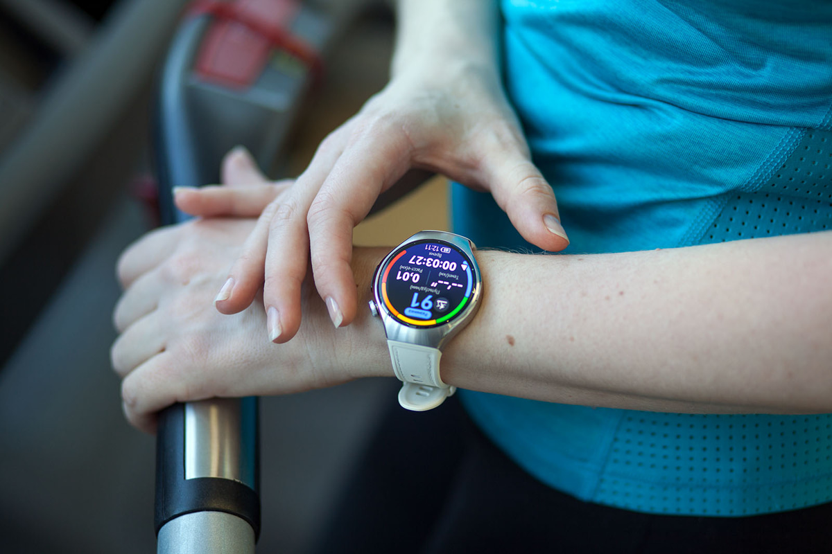 Флагманские смарт-часы Huawei Watch 5: футуристический дизайн и инновационный мультисенсорный датчик 