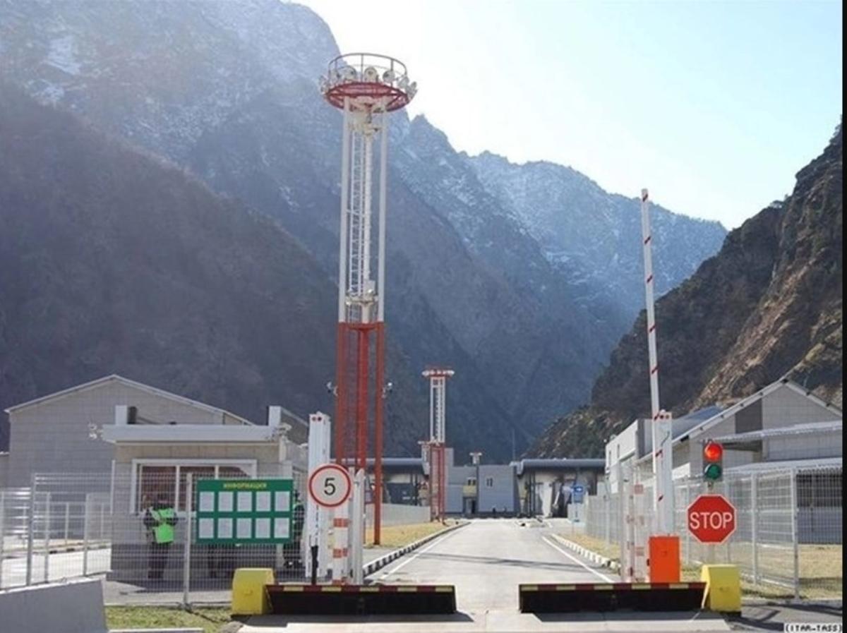 На популярном у белорусских перевозчиков переходе «Верхний Ларс» стоят более 3 тыс. фур