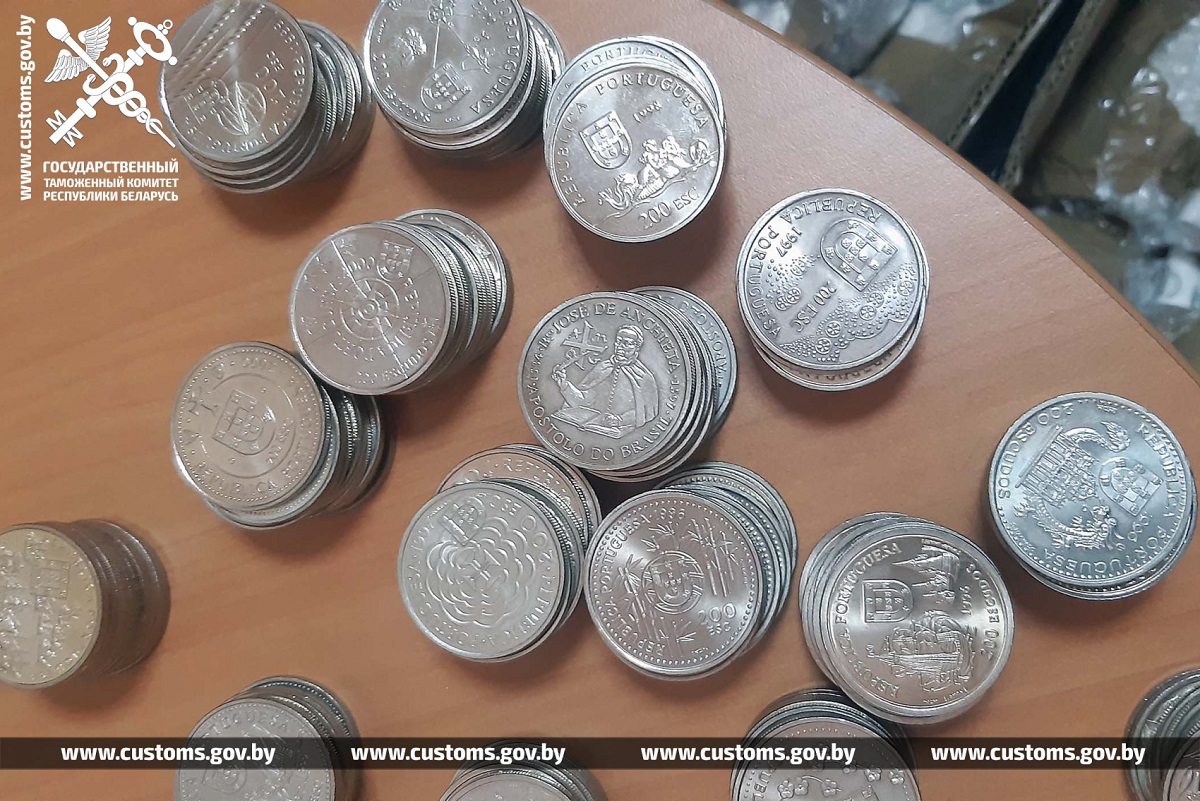 На таможне изъяли у водителя более 65 тыс. иностранных монет