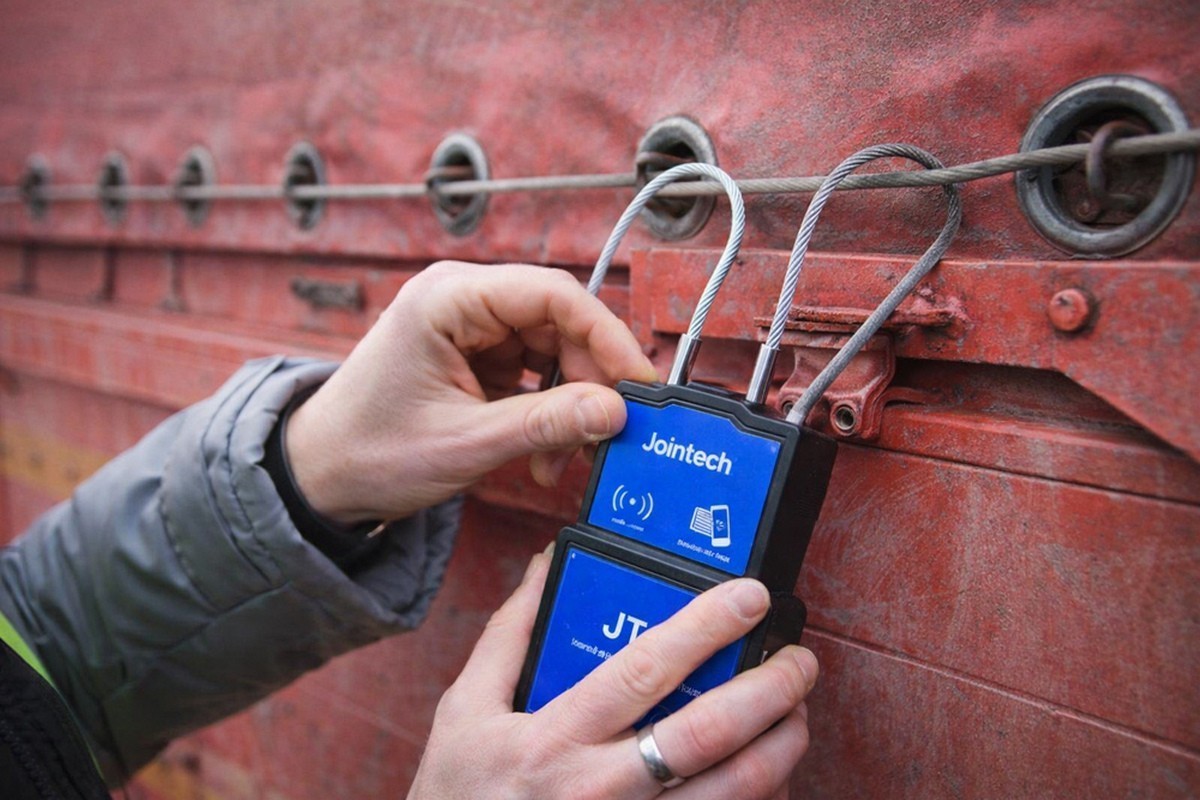 Расходы и простои выросли. Почему навигационные пломбы в ЕАЭС пока не упростили грузоперевозки