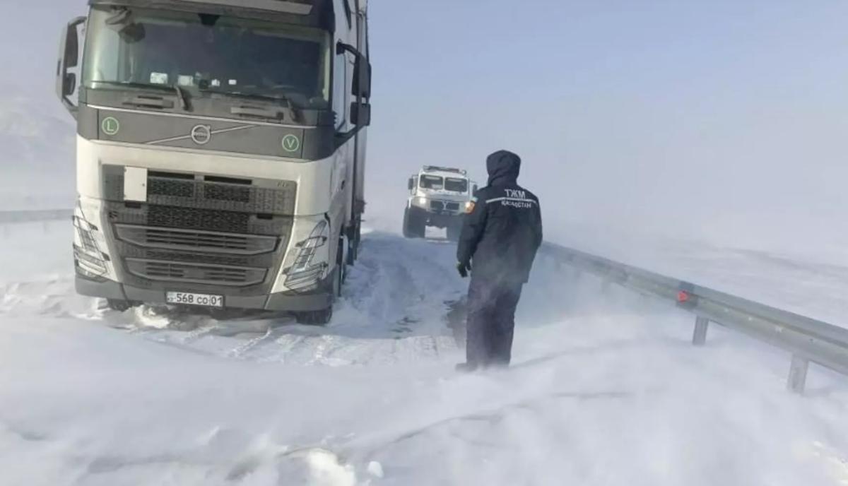 Второй раз с начала года. В Казахстане опять спасали застрявших из-за снега белорусов