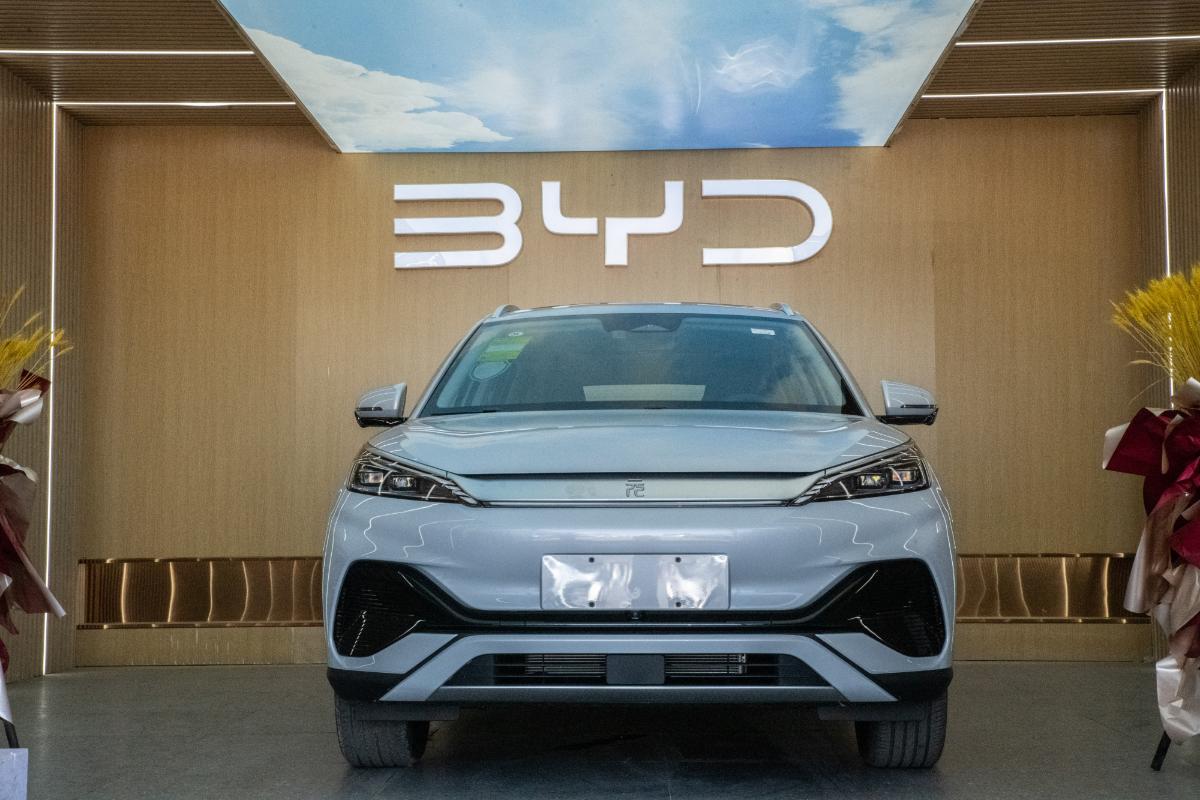 Китайский производитель электрокаров BYD продал рекордное количество авто в 2023 году