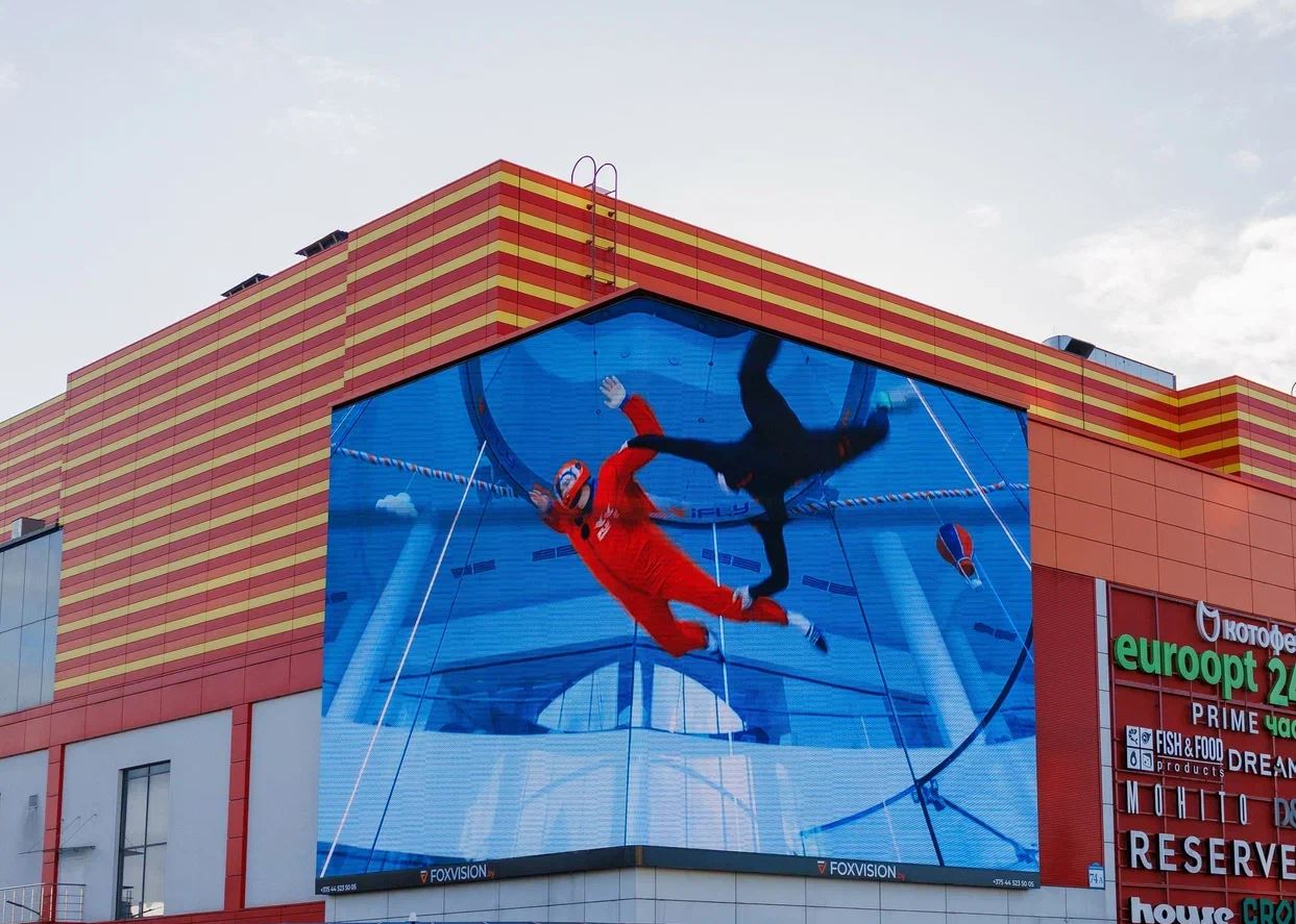 На фасаде минского торгового центра запустили самый большой в стране 3D-экран