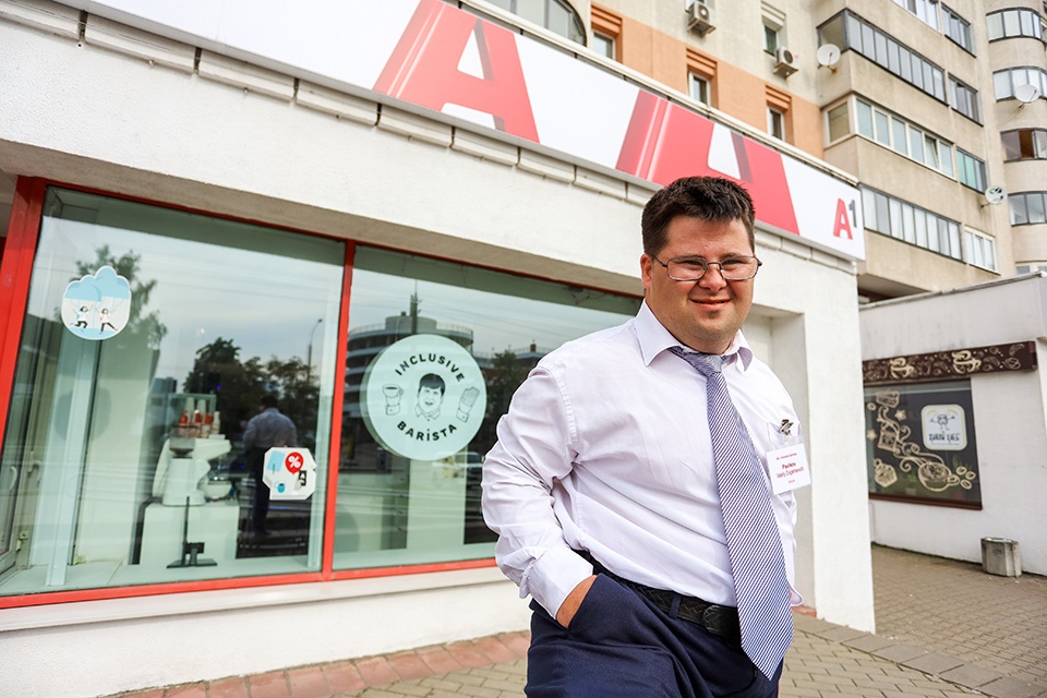 «Инклюзивный бариста в А1» расширяется: еще одна кофейня начала работу в Минске