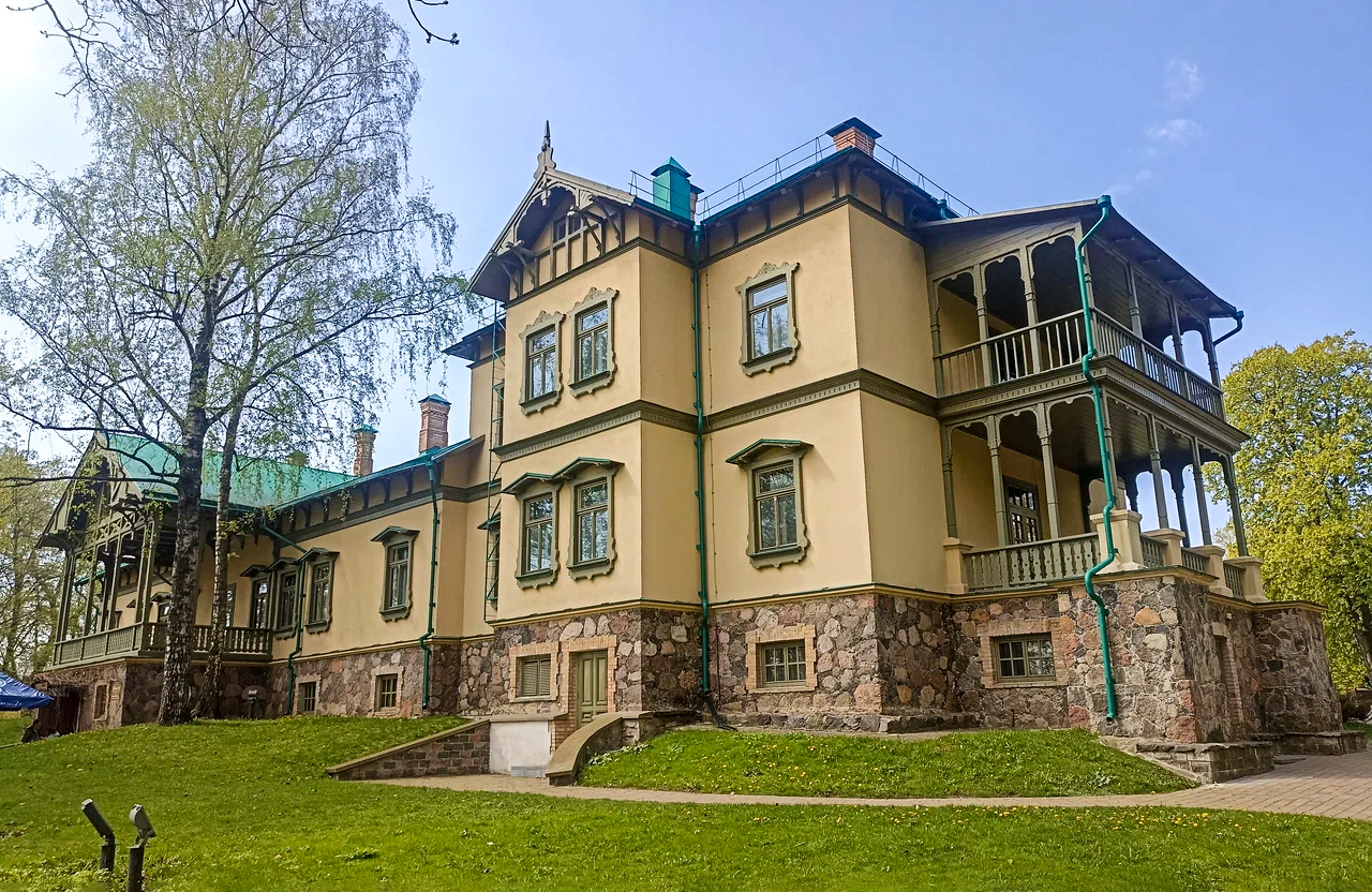 «Дитя Беларуси» возвращается, а Джеймс Бонд учит манипуляциям: афиша со 2 по 8 июня