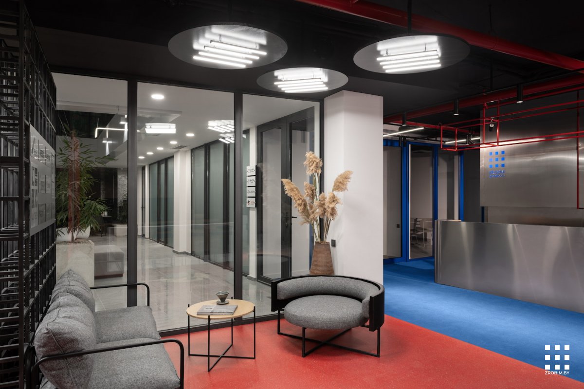 «Однажды мы делали офис с кроватью». Почему рабочие пространства все больше напоминают дом