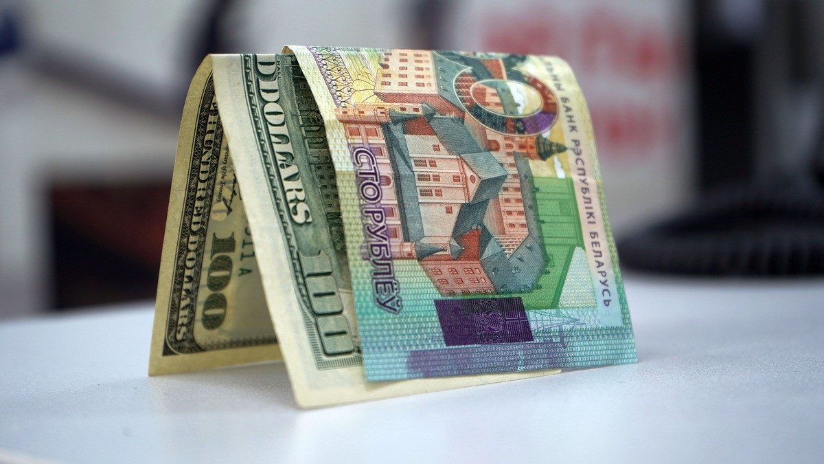 Доллар впервые с марта подорожал до 2,9 рублей. Что с курсами в обменниках 