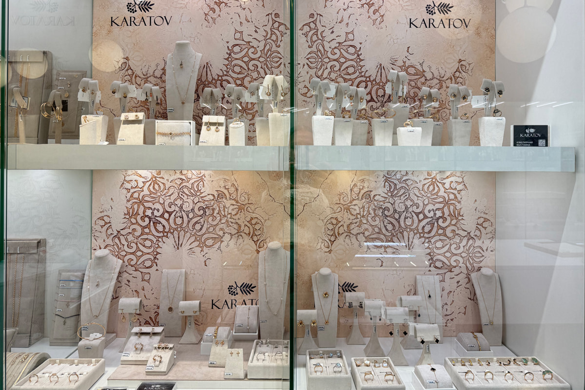 Танцующие бриллианты, турмалин и шпинель: в Минске проходит выставка «Украшения для бизнес-леди»