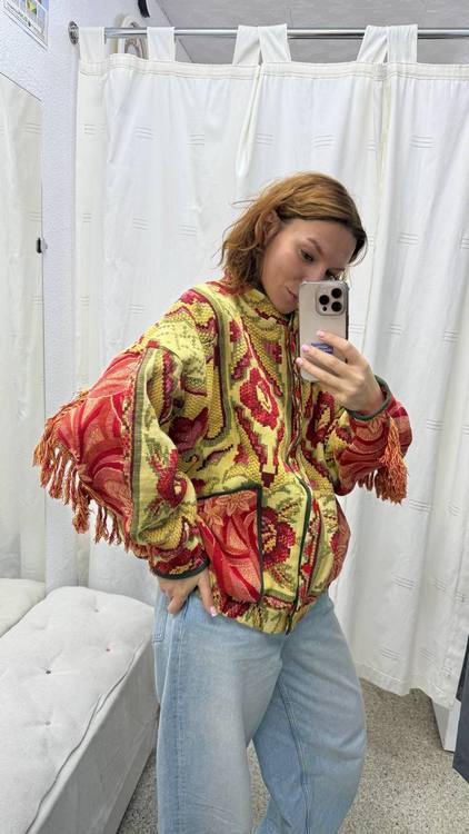 «Будто бабушка обняла». Минчанка шьет бомберы из советских покрывал — цены от $100