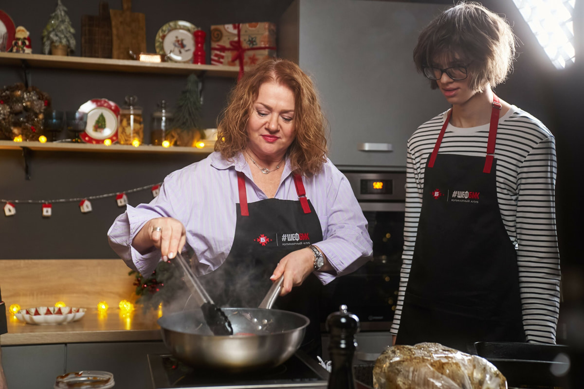 Удон, лазанья, «Оливье»&nbsp;— как накрыть новогодний стол, который объединит вкусы разных поколений