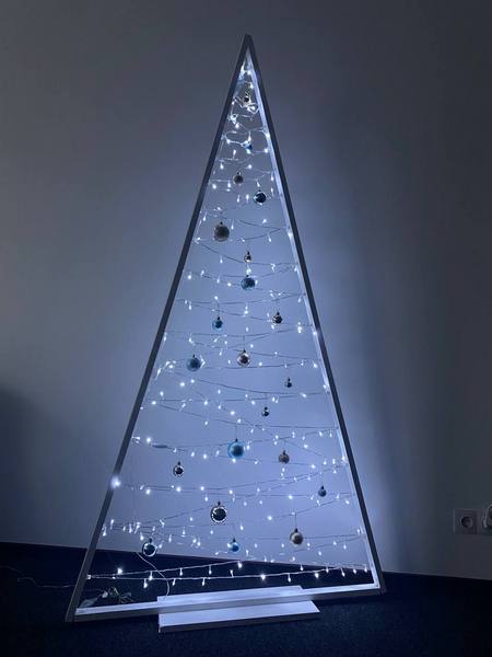 Гантели, гаджеты или кронштейны? Голосуем за лучшую офисную елку! 