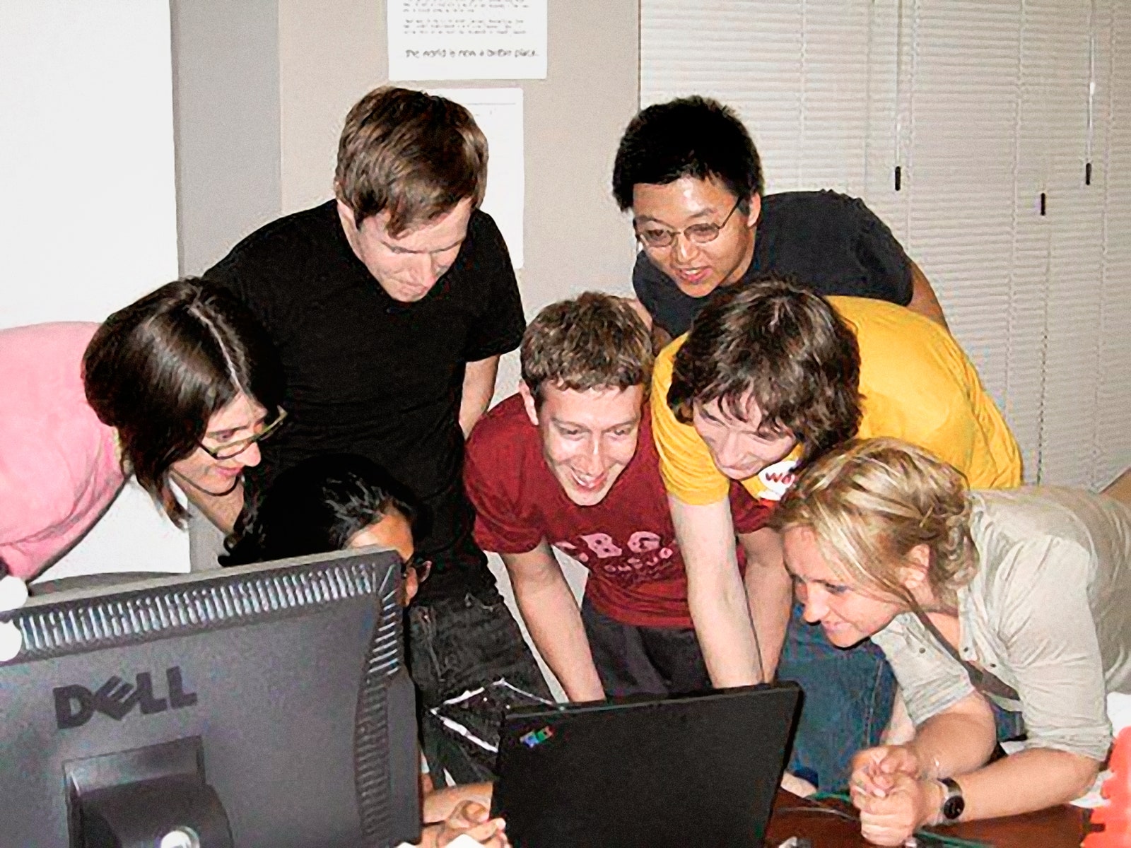 Марк Цукерберг с сотрудниками Facebook