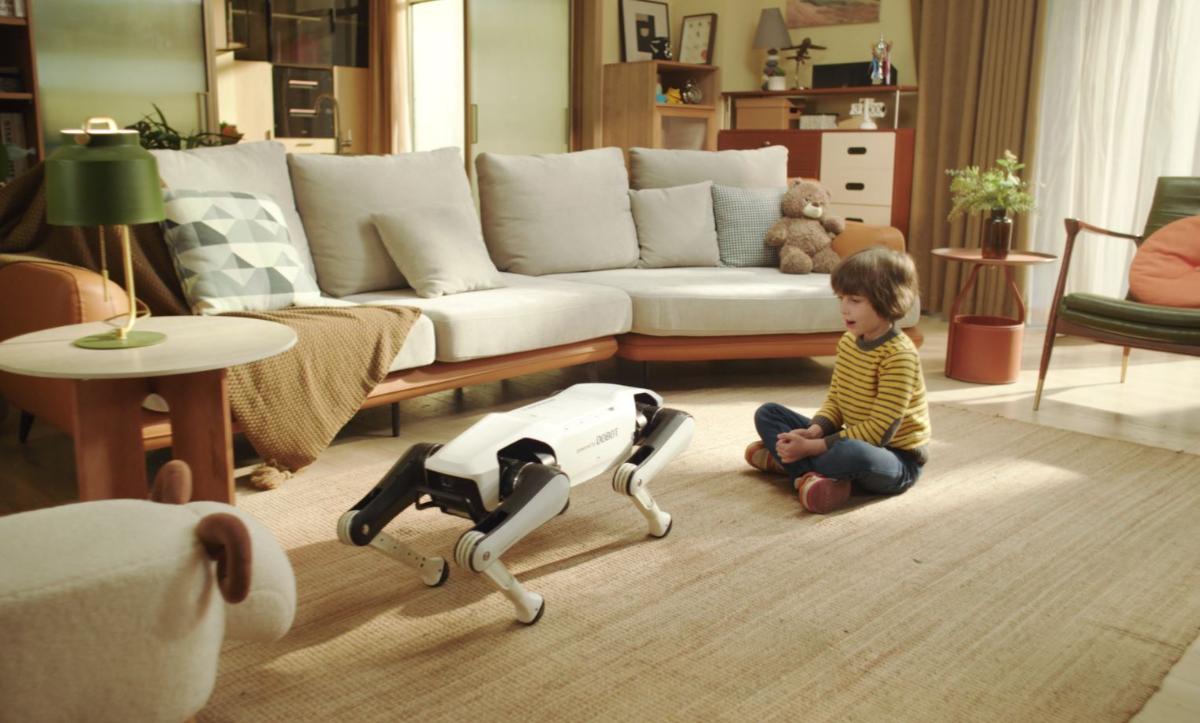В Китае представили робособаку, которая приносит тапки и обучает азам программирования