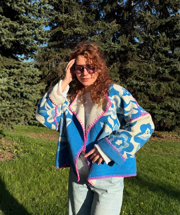 «Будто бабушка обняла». Минчанка шьет бомберы из советских покрывал — цены от $100