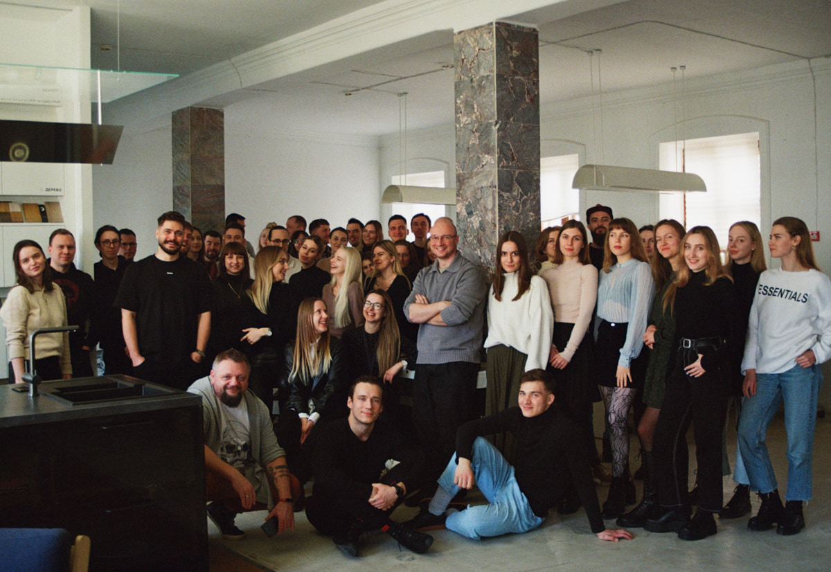 «Однажды мы делали офис с кроватью». Почему рабочие пространства все больше напоминают дом