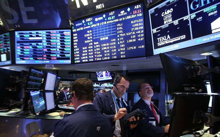 Фондовый рынок штормит: оборот акций просел, облигаций — вырос