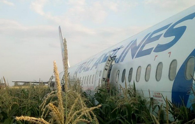 Аварийная посадка самолета в Подмосковье: 10 пассажиров обратились к медикам