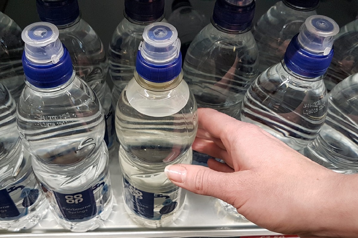 В России проверят цены на бутилированную воду в аэропортах. Ее продают по $5-6 за пол-литра