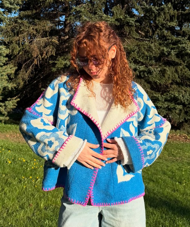 «Будто бабушка обняла». Минчанка шьет бомберы из советских покрывал — цены от $100