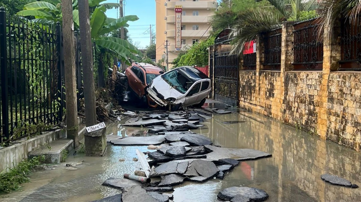 В Сочи объявили чрезвычайную ситуацию после ливня, затопившего город