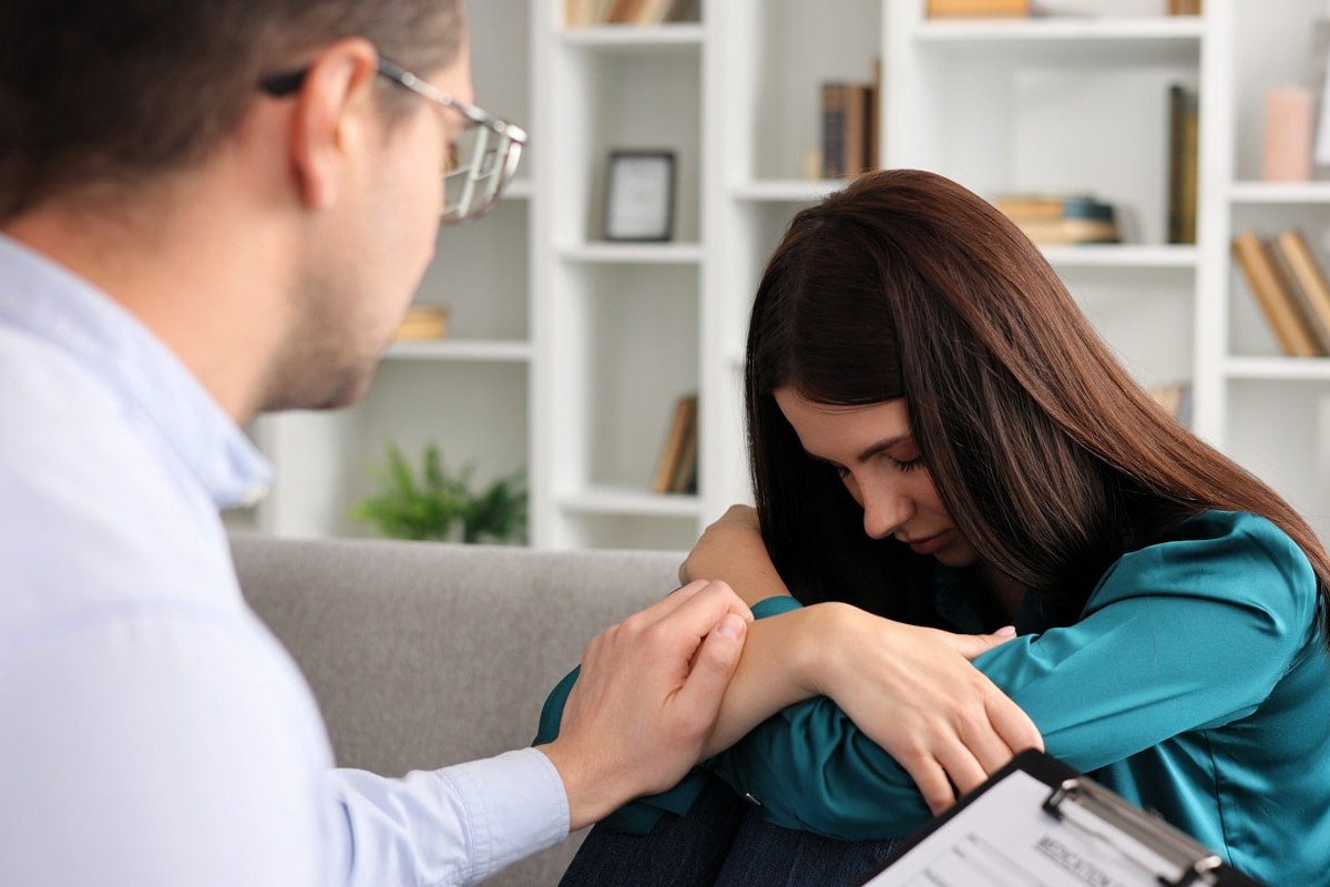 «Зовет в бассейн и запрещает звонить маме». 8 признаков того, что от психолога лучше бежать