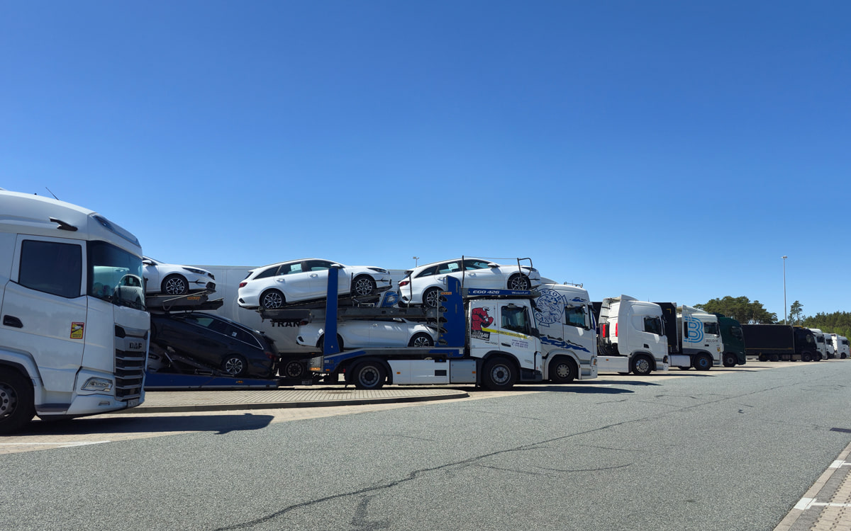 Застрявшие на литовской границе узбекские перевозчики смогут выехать через Латвию