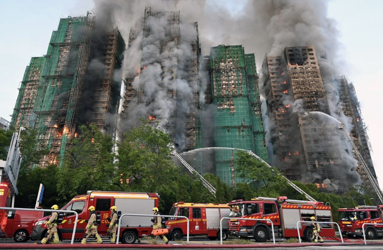 При пожаре в жилом комплексе Гонконга погибли 128 человек. Что известно
