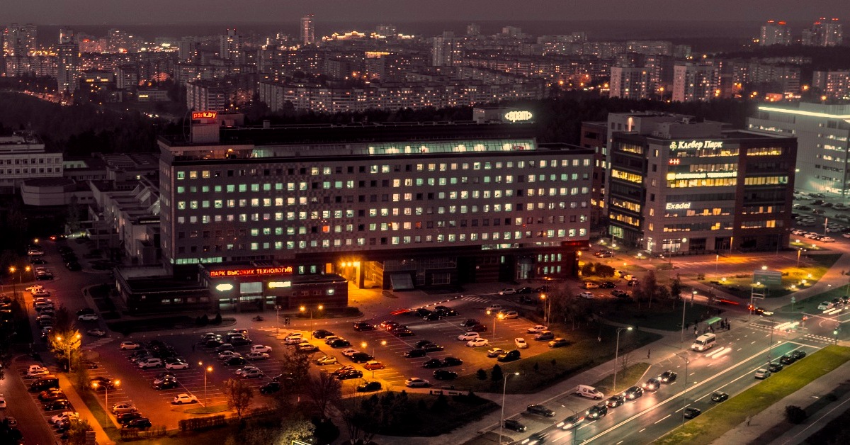 Карьерная лестница без нижней ступени: что ИИ уже сделал с белорусским рынком труда