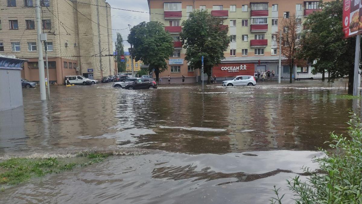 В Минске потоп: не ходят некоторые автобусы и трамваи, затопило торговые центры