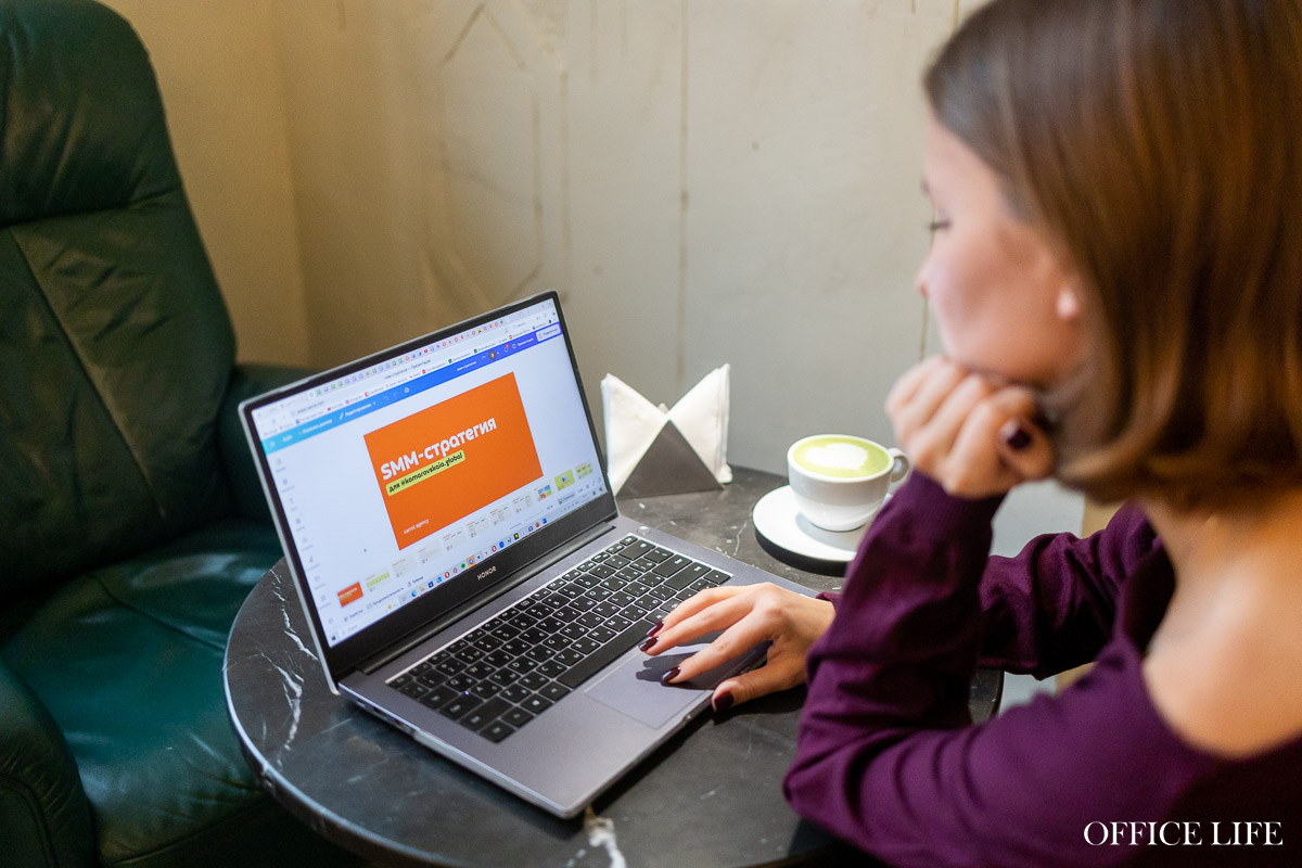 «Весь день в офисе и отпуск только два раза в год? Как это?!» С чем зумеры не хотят мириться на работе